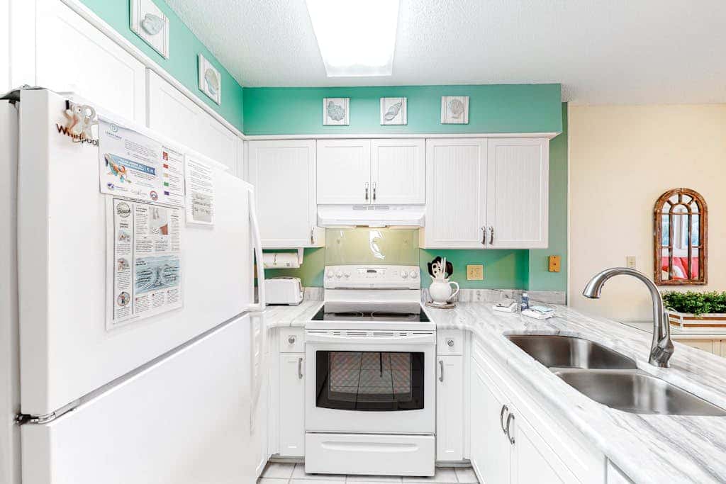 Condo with Gulf-facing balcony, shared pool, hot tub, gym