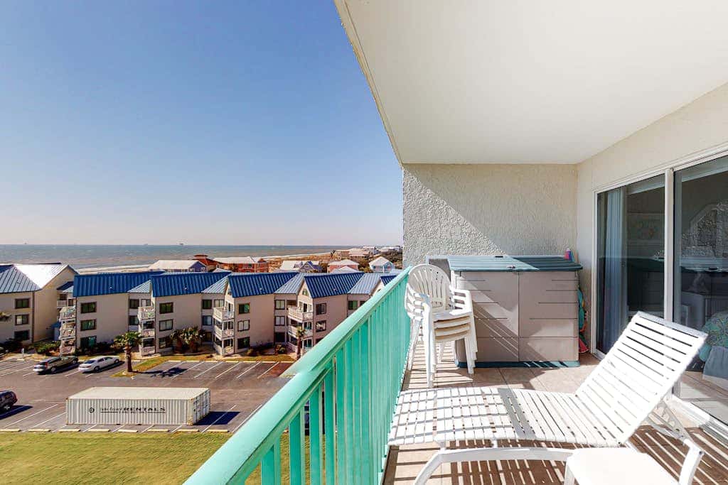 Condo with Gulf-facing balcony, shared pool, hot tub, gym