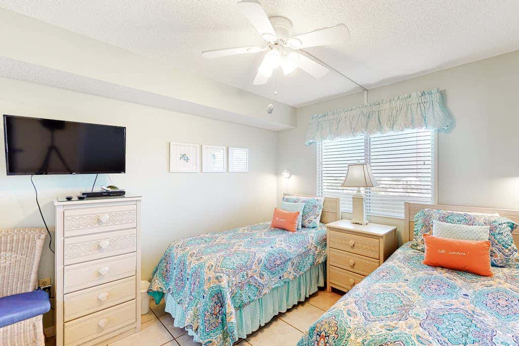 Condo with Gulf-facing balcony, shared pool, hot tub, gym