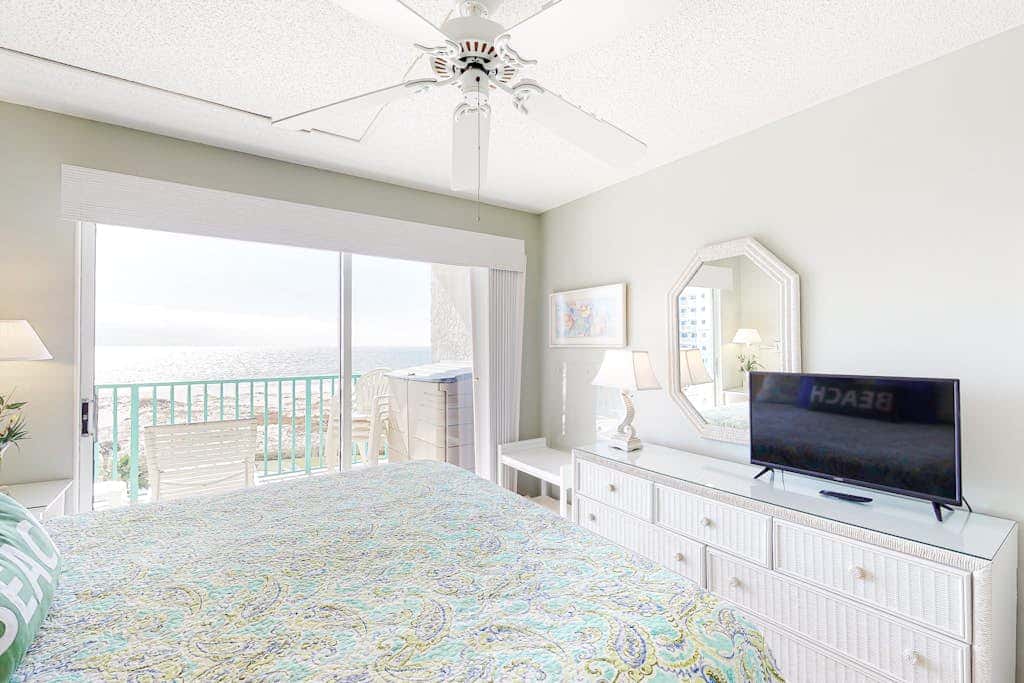Condo with Gulf-facing balcony, shared pool, hot tub, gym