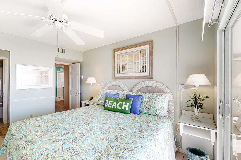 Condo with Gulf-facing balcony, shared pool, hot tub, gym