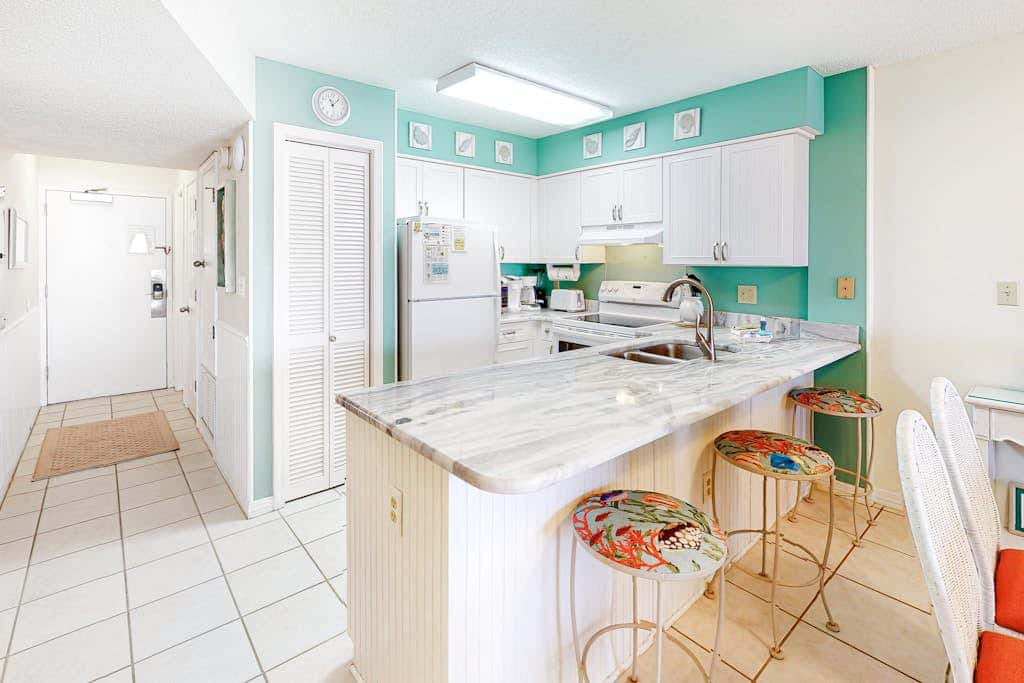 Condo with Gulf-facing balcony, shared pool, hot tub, gym
