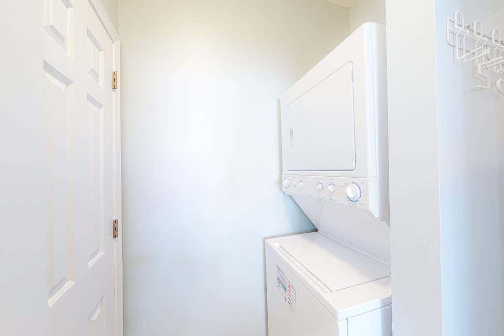 Gulffront Condo W Furnished Deck, Beach Access, Fast WiFi & Shared Pool Hot Tub