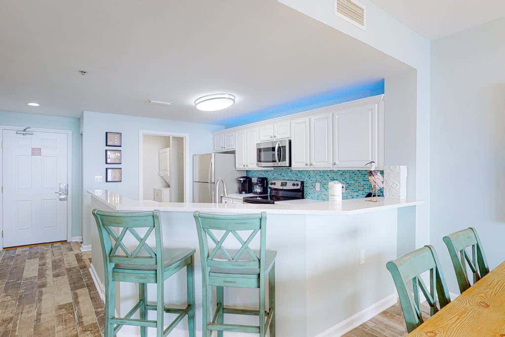 Gulffront Condo W Furnished Deck, Beach Access, Fast WiFi & Shared Pool Hot Tub