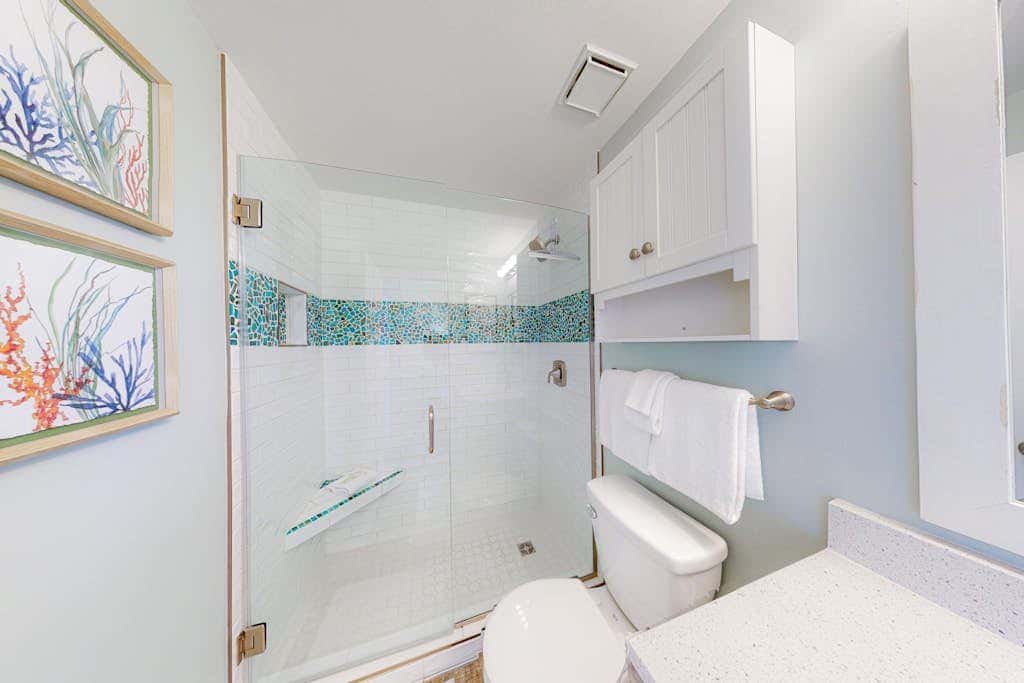 Gulffront Condo W Furnished Deck, Beach Access, Fast WiFi & Shared Pool Hot Tub