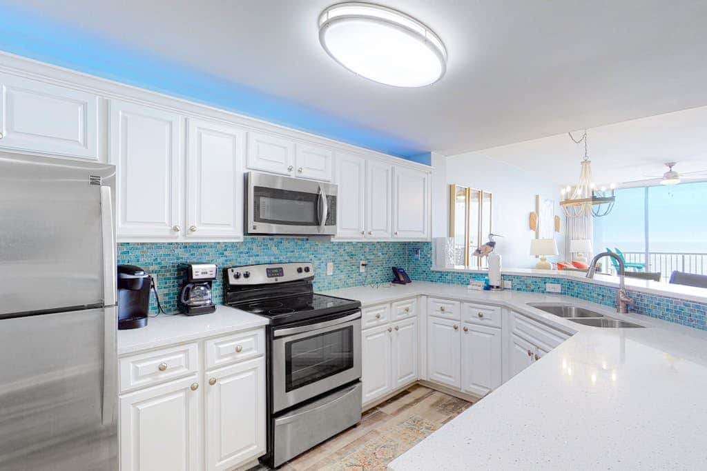 Gulffront Condo W Furnished Deck, Beach Access, Fast WiFi & Shared Pool Hot Tub