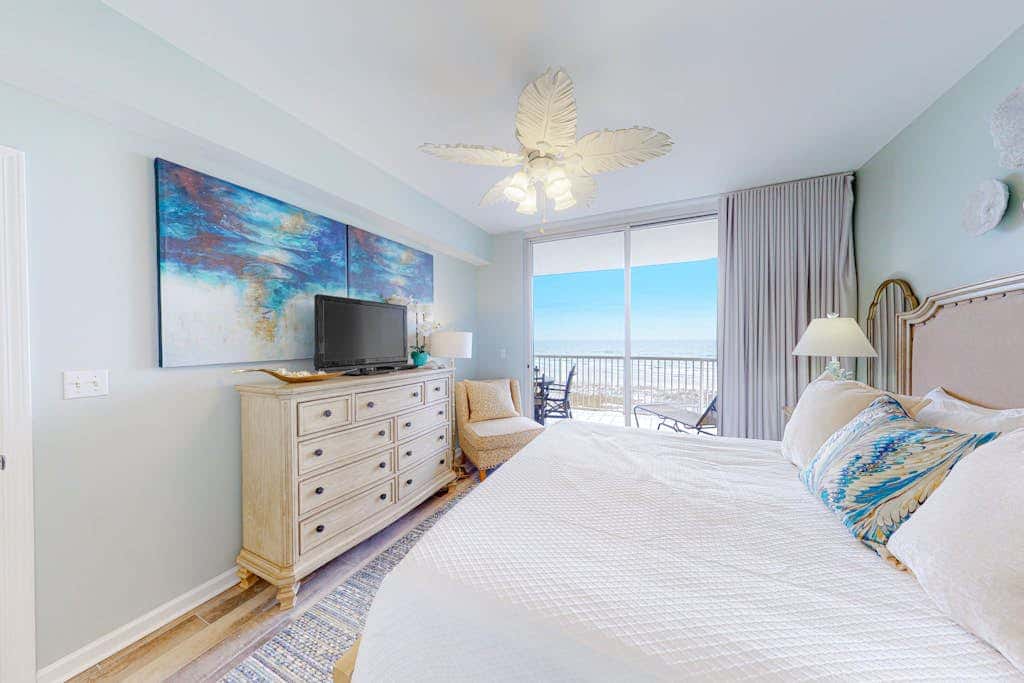 Gulffront Condo W Furnished Deck, Beach Access, Fast WiFi & Shared Pool Hot Tub