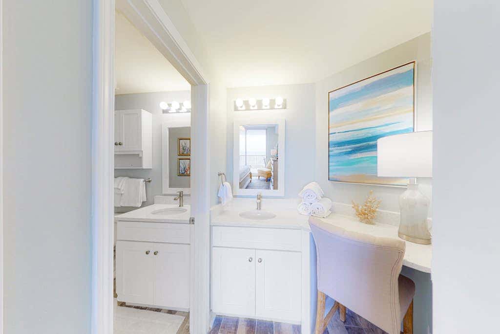 Gulffront Condo W Furnished Deck, Beach Access, Fast WiFi & Shared Pool Hot Tub