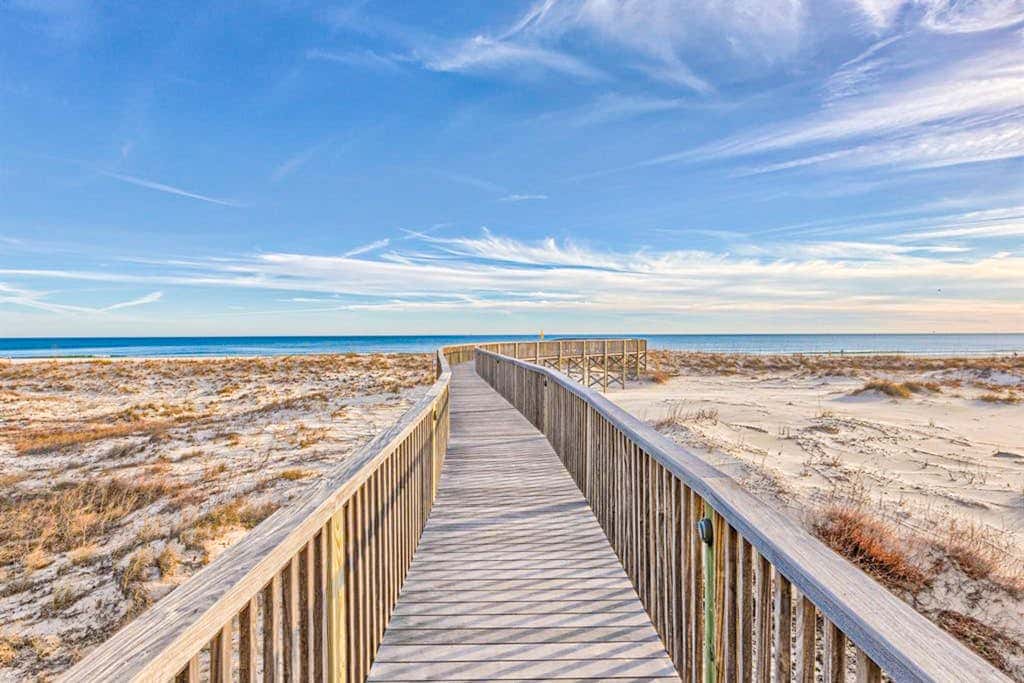 Gulffront Condo W Furnished Deck, Beach Access, Fast WiFi & Shared Pool Hot Tub
