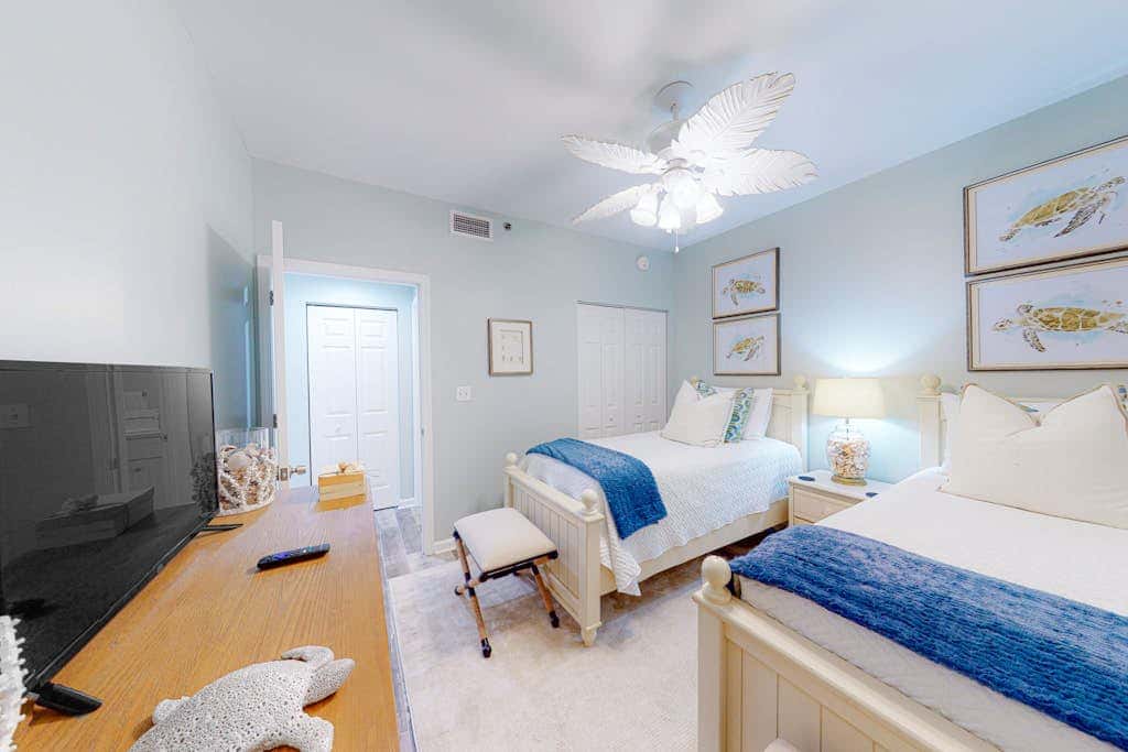 Gulffront Condo W Furnished Deck, Beach Access, Fast WiFi & Shared Pool Hot Tub