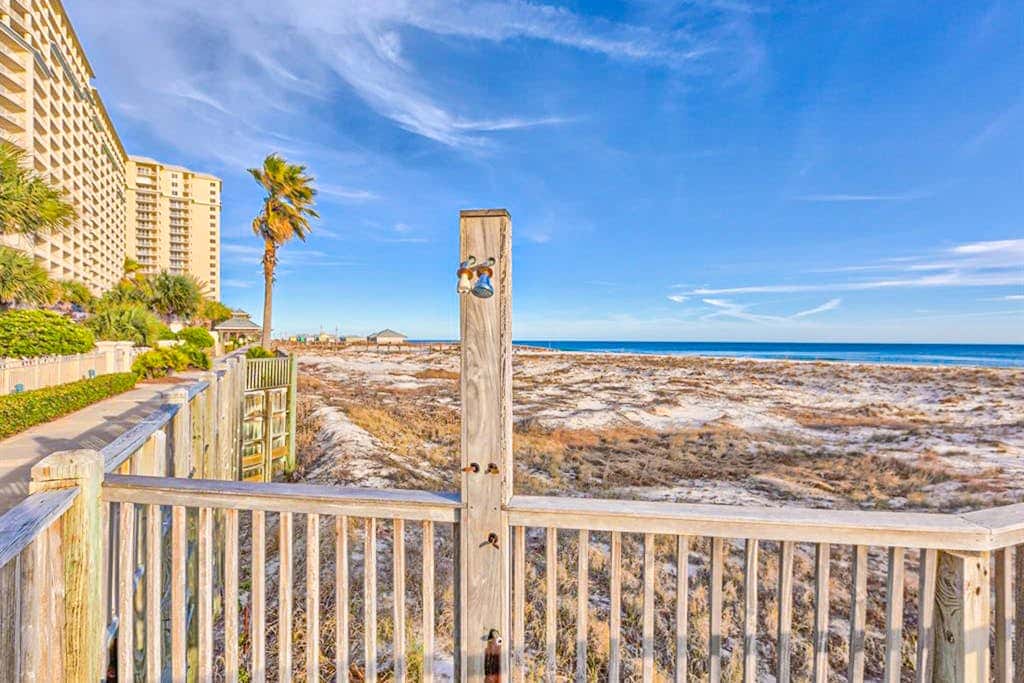 Gulffront Condo W Furnished Deck, Beach Access, Fast WiFi & Shared Pool Hot Tub