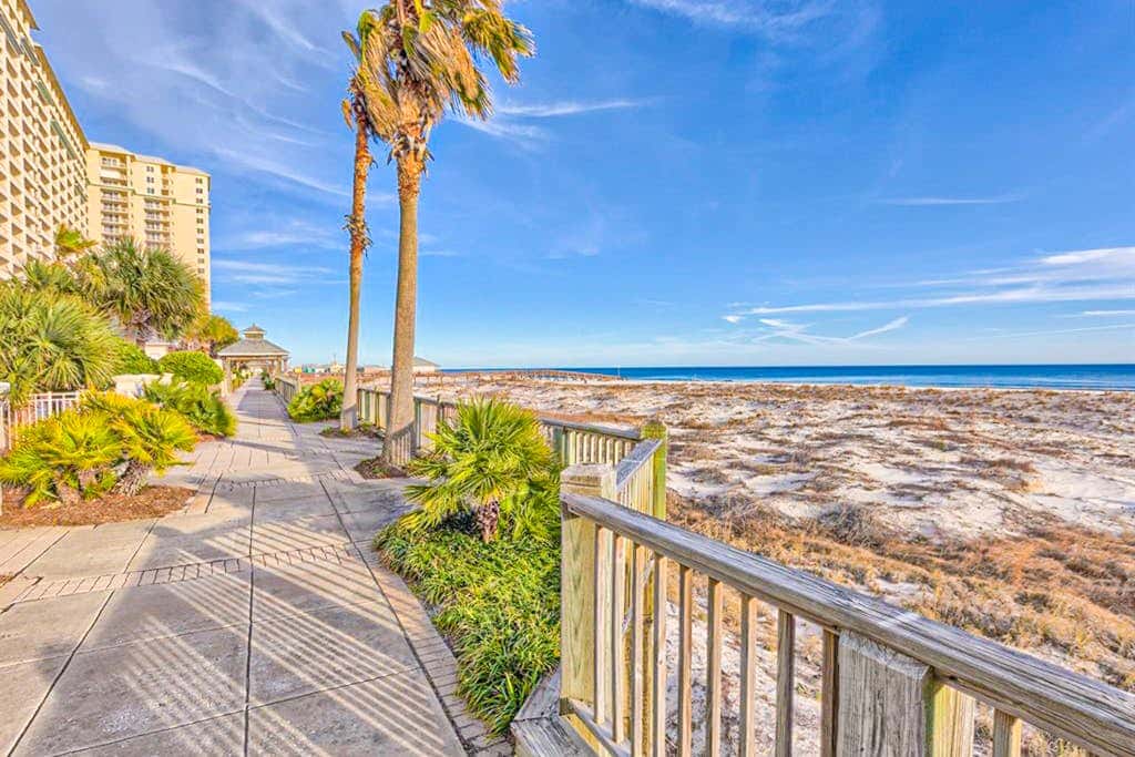 Gulffront Condo W Furnished Deck, Beach Access, Fast WiFi & Shared Pool Hot Tub