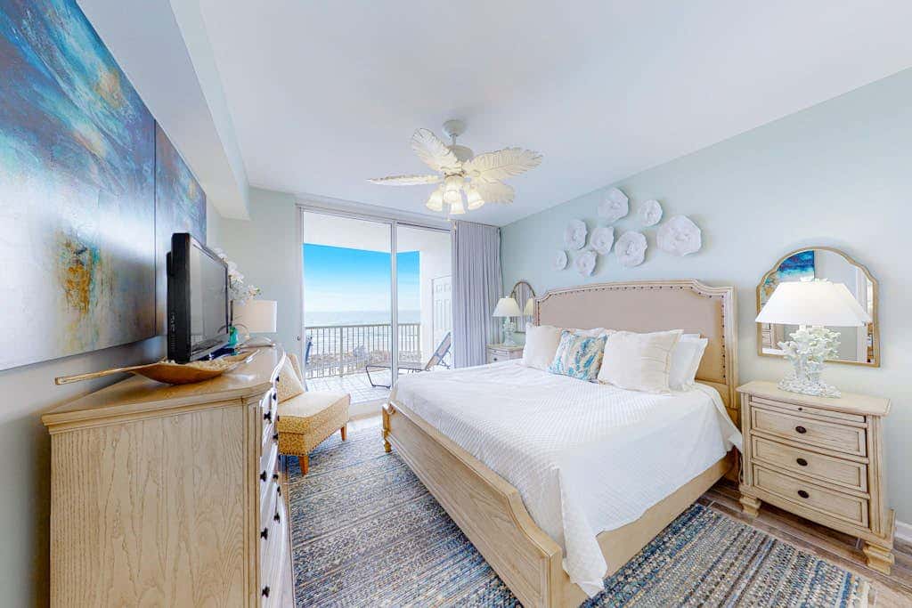 Gulffront Condo W Furnished Deck, Beach Access, Fast WiFi & Shared Pool Hot Tub