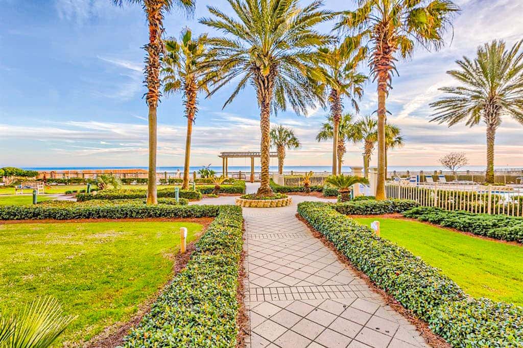 Gulffront Condo W Furnished Deck, Beach Access, Fast WiFi & Shared Pool Hot Tub