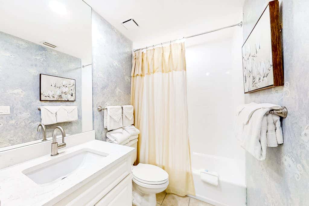 Wonderful Condo on 12th Floor of Luxurious Resort with Shared Hot Tub & Pool, AC