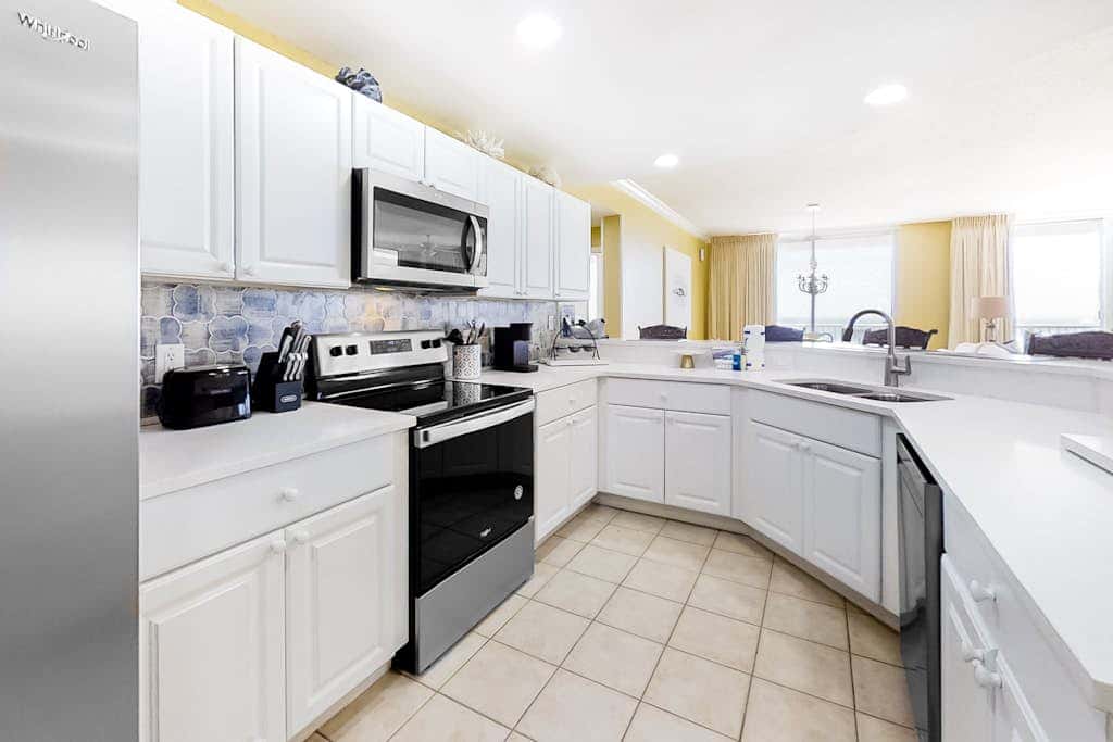 Wonderful Condo on 12th Floor of Luxurious Resort with Shared Hot Tub & Pool, AC