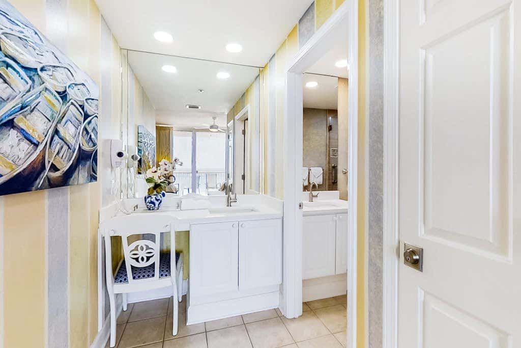 Wonderful Condo on 12th Floor of Luxurious Resort with Shared Hot Tub & Pool, AC