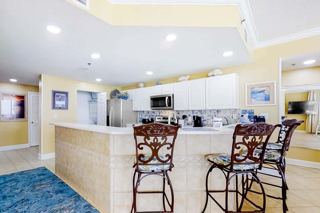 Wonderful Condo on 12th Floor of Luxurious Resort with Shared Hot Tub & Pool, AC