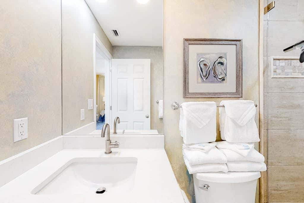 Wonderful Condo on 12th Floor of Luxurious Resort with Shared Hot Tub & Pool, AC