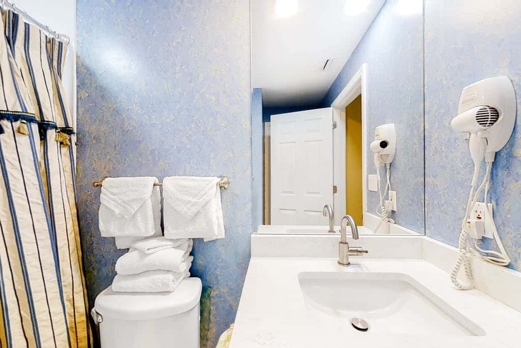 Wonderful Condo on 12th Floor of Luxurious Resort with Shared Hot Tub & Pool, AC