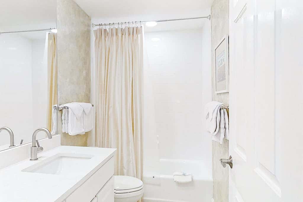 Wonderful Condo on 12th Floor of Luxurious Resort with Shared Hot Tub & Pool, AC