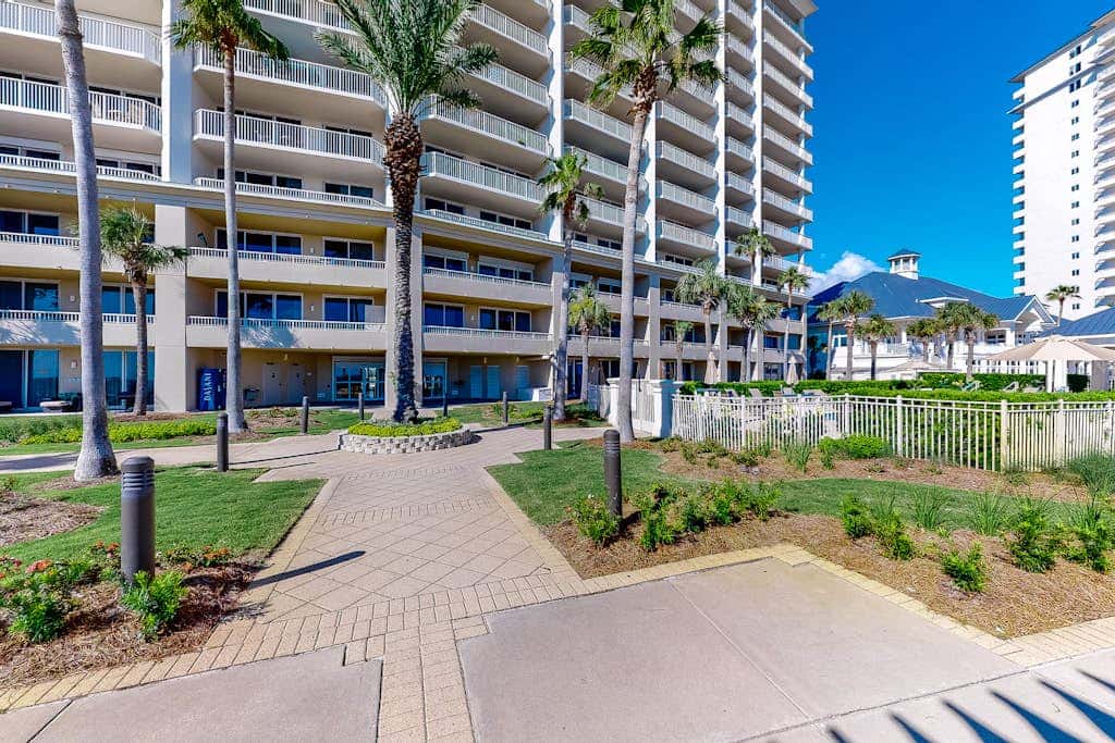 Wonderful Condo on 12th Floor of Luxurious Resort with Shared Hot Tub & Pool, AC