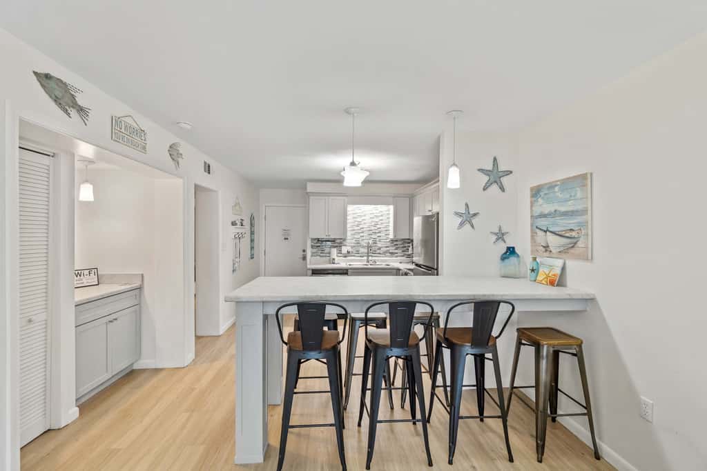 Third-floor condo with pool, hot tub, partial ocean view, gym, & central AC