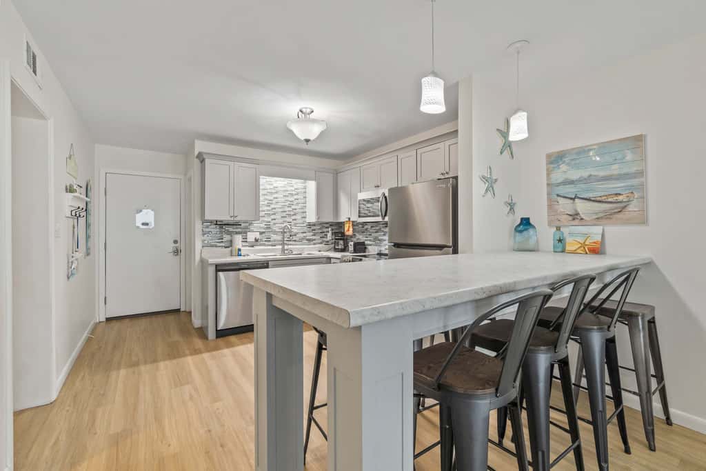 Third-floor condo with pool, hot tub, partial ocean view, gym, & central AC