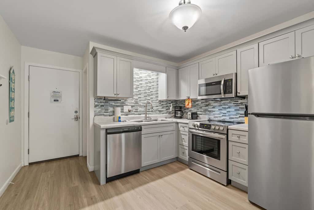 Third-floor condo with pool, hot tub, partial ocean view, gym, & central AC