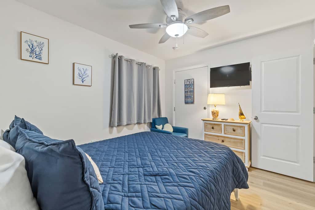 Third-floor condo with pool, hot tub, partial ocean view, gym, & central AC