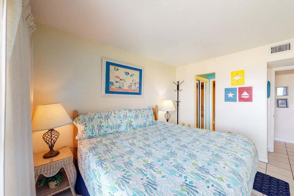 Oceanfront condo with Gulf-view balcony, beach access, pool, WiFi, & central AC