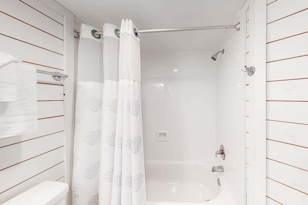 Second-floor condo with pool, hot tub, ocean view, fast WiFi & central AC