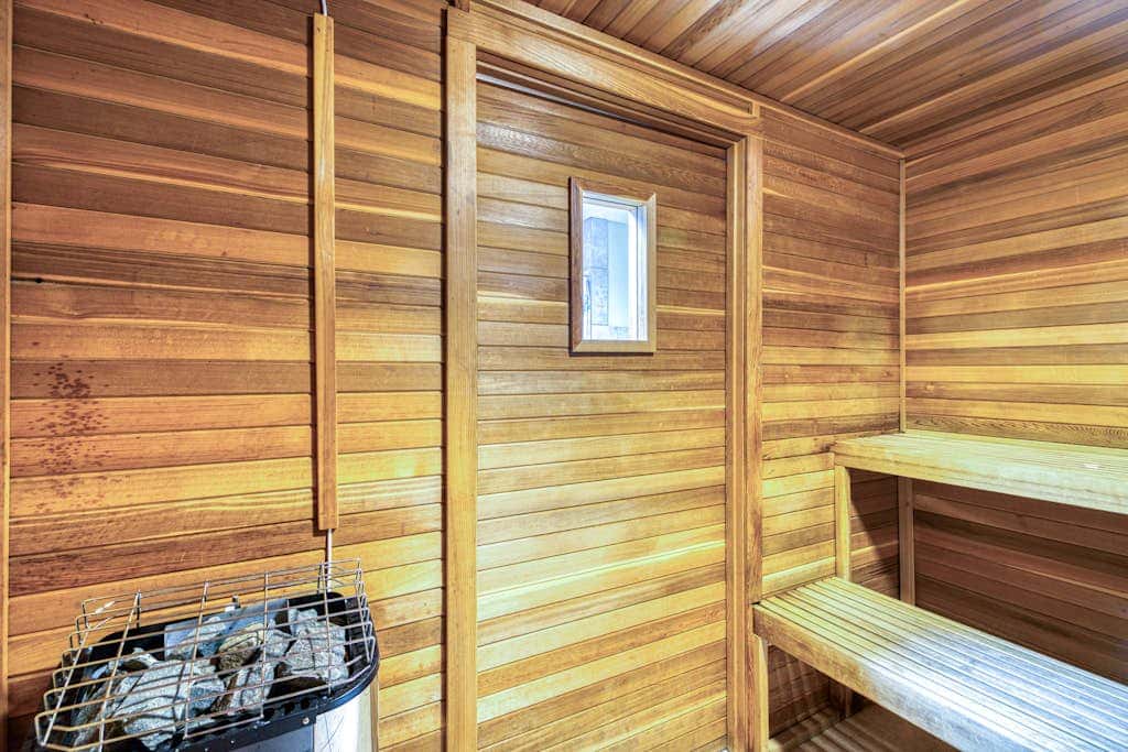 Second-floor condo with pool, hot tub, ocean view, fast WiFi & central AC