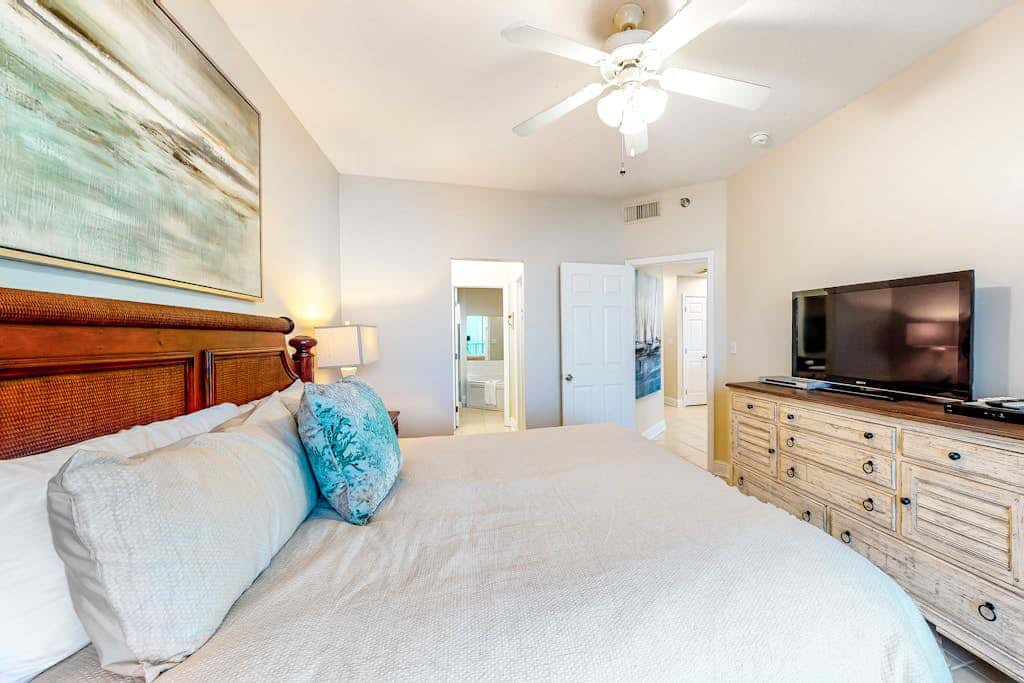 Ocean & Gulf front condo w furnished balcony, shared in & outdoor pools, & hot tub