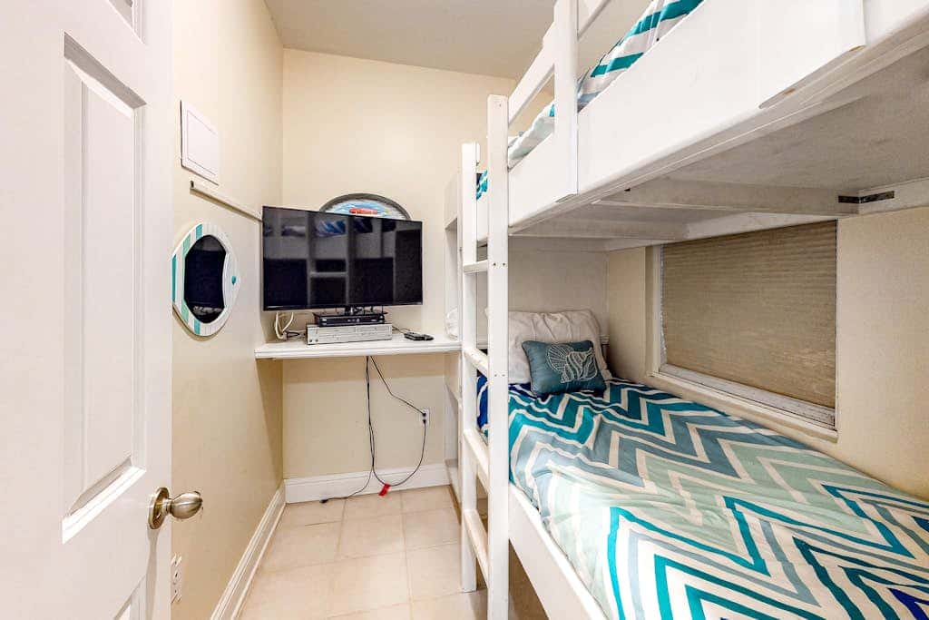 Ocean & Gulf front condo w furnished balcony, shared in & outdoor pools, & hot tub