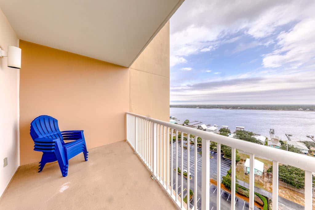 Corner condo with Gulf lagoon views, beach access & pools lazy river