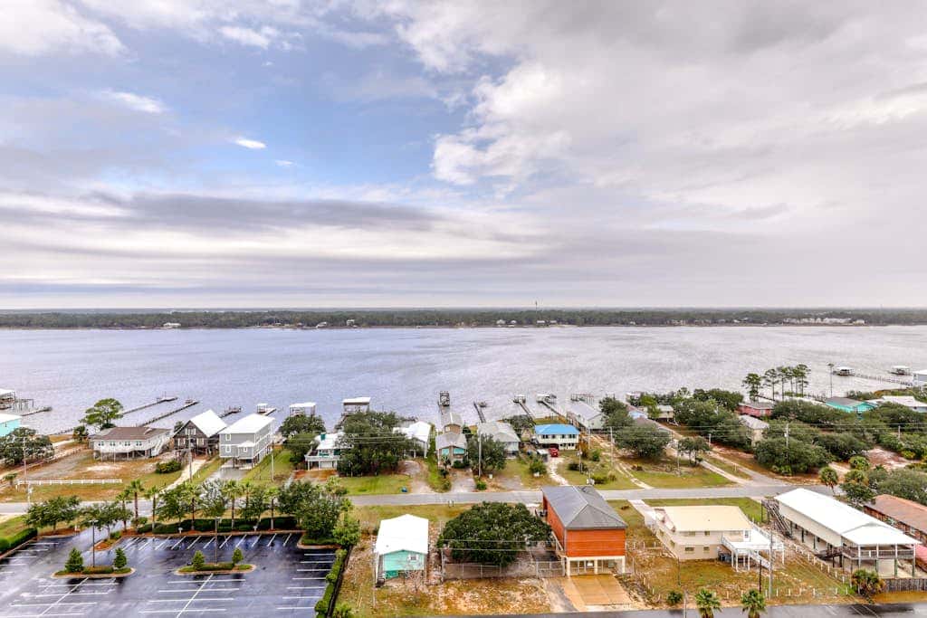 Corner condo with Gulf lagoon views, beach access & pools lazy river