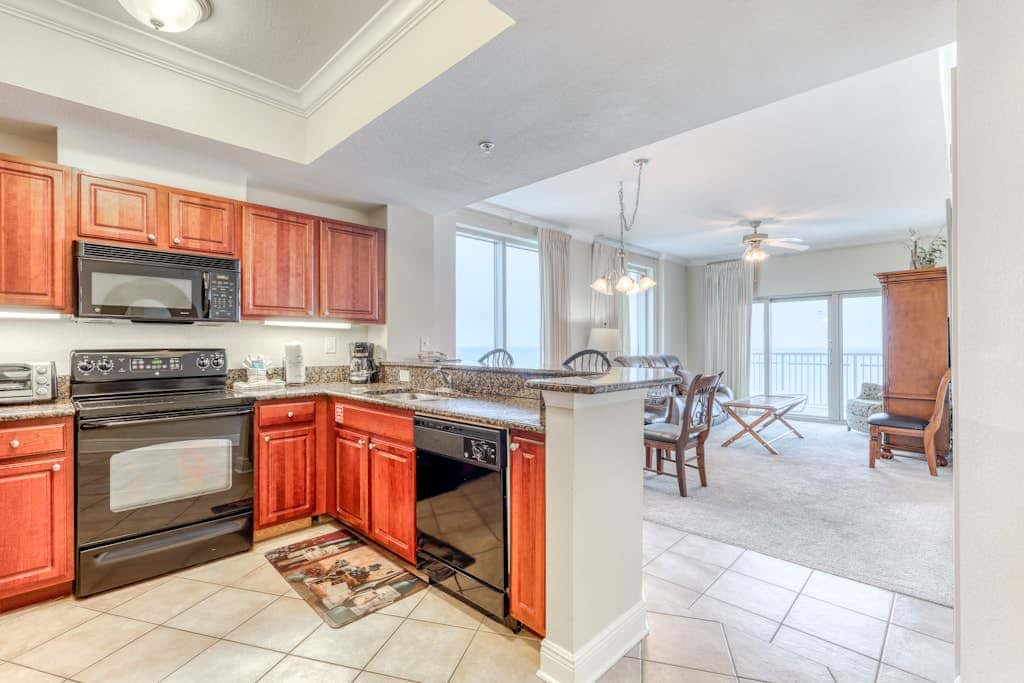 Corner condo with Gulf lagoon views, beach access & pools lazy river