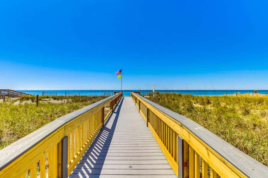 Corner condo with Gulf lagoon views, beach access & pools lazy river
