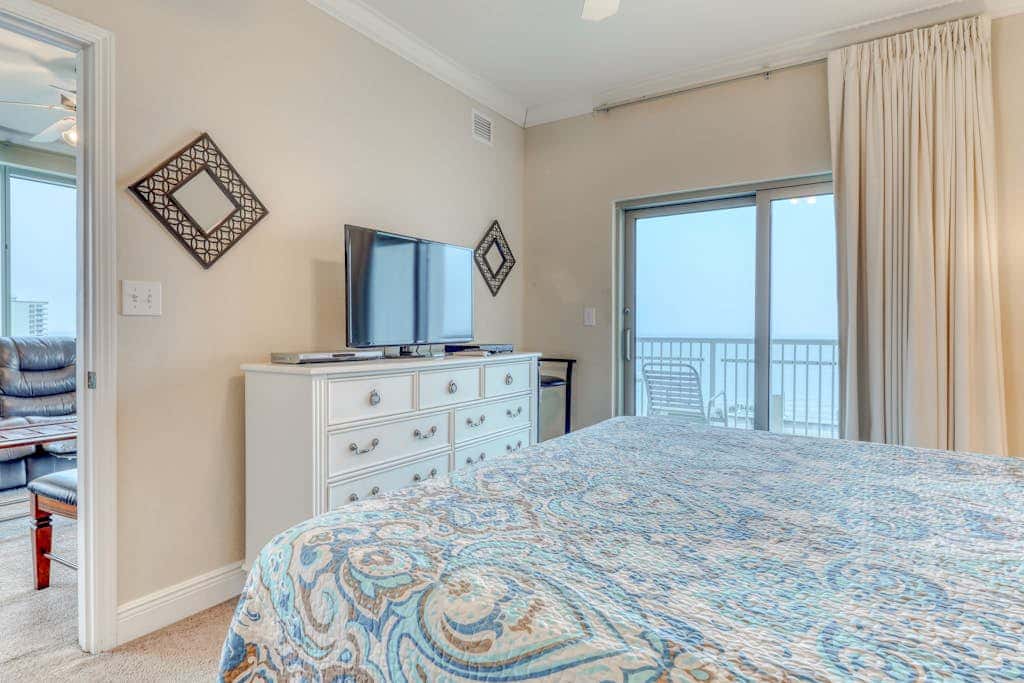 Corner condo with Gulf lagoon views, beach access & pools lazy river