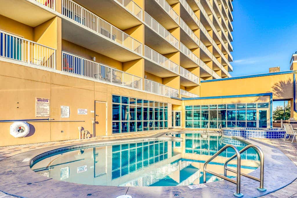 Corner condo with Gulf lagoon views, beach access & pools lazy river