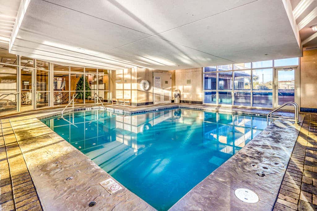 Corner condo with Gulf lagoon views, beach access & pools lazy river