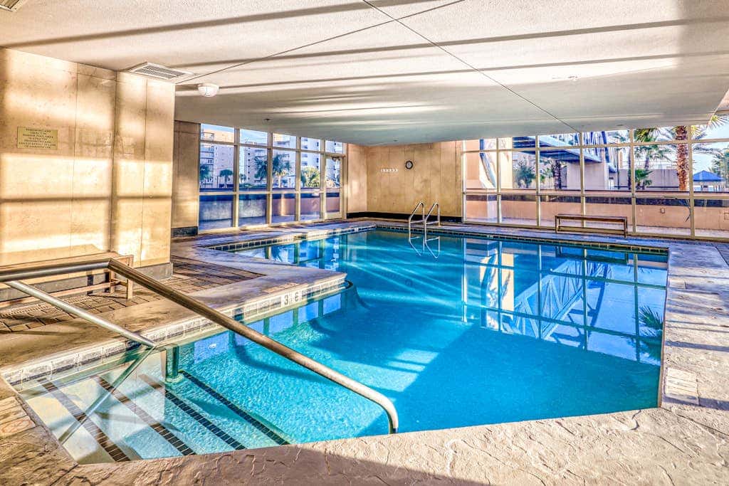 Corner condo with Gulf lagoon views, beach access & pools lazy river