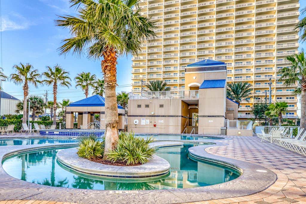 Corner condo with Gulf lagoon views, beach access & pools lazy river