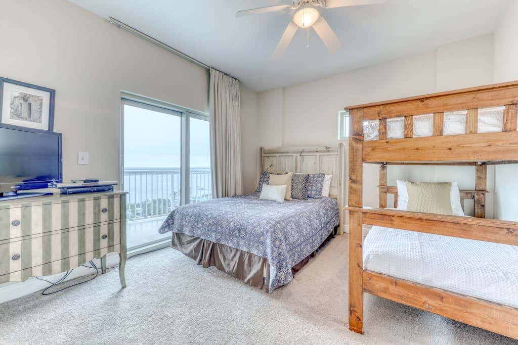 Corner condo with Gulf lagoon views, beach access & pools lazy river