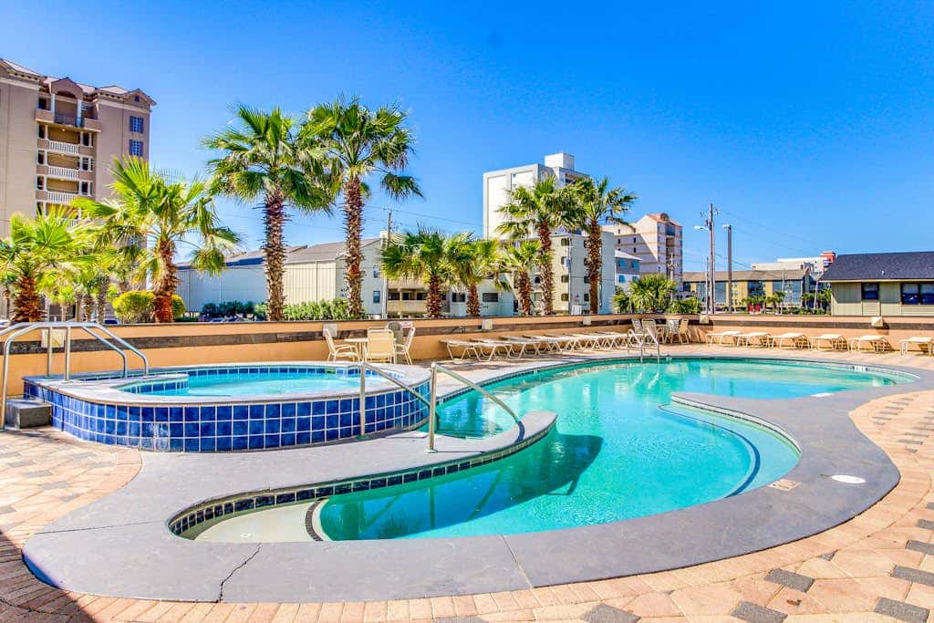 Corner condo with Gulf lagoon views, beach access & pools lazy river