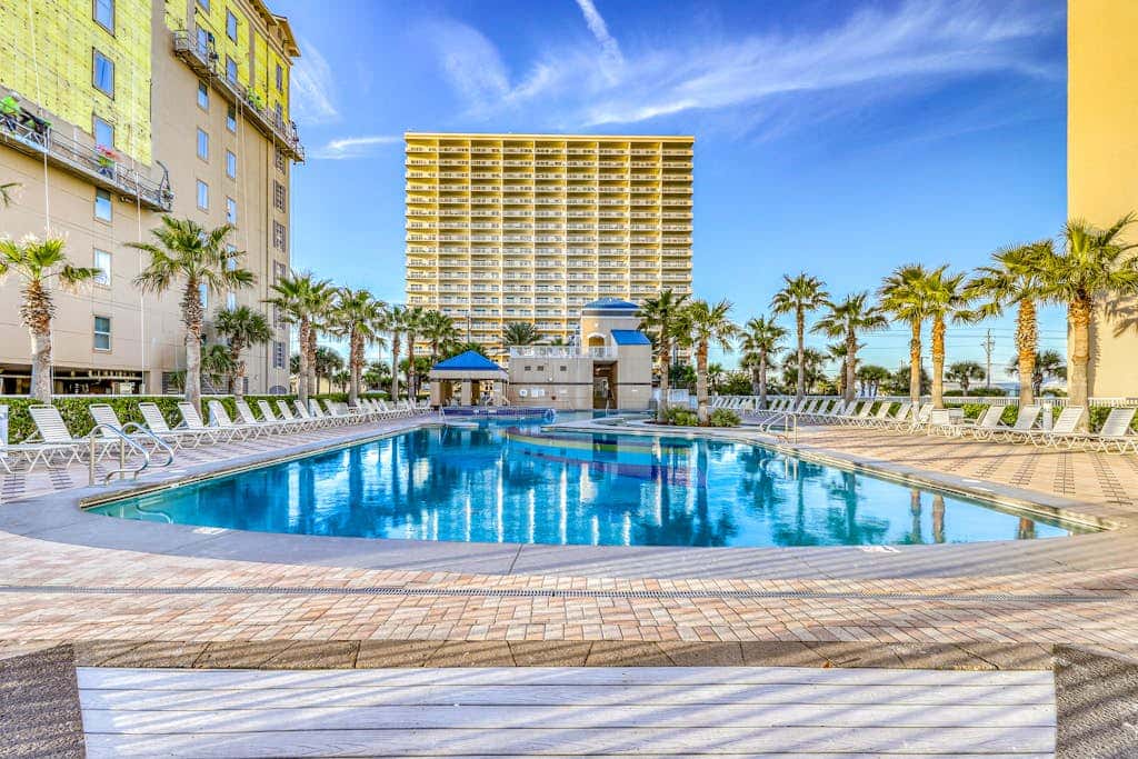 Corner condo with Gulf lagoon views, beach access & pools lazy river