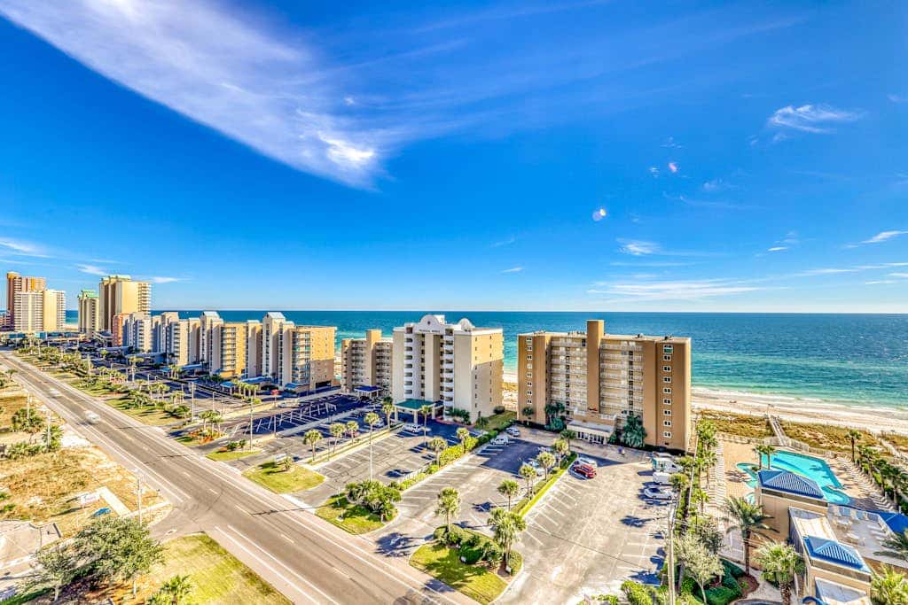 Corner condo with Gulf lagoon views, beach access & pools lazy river