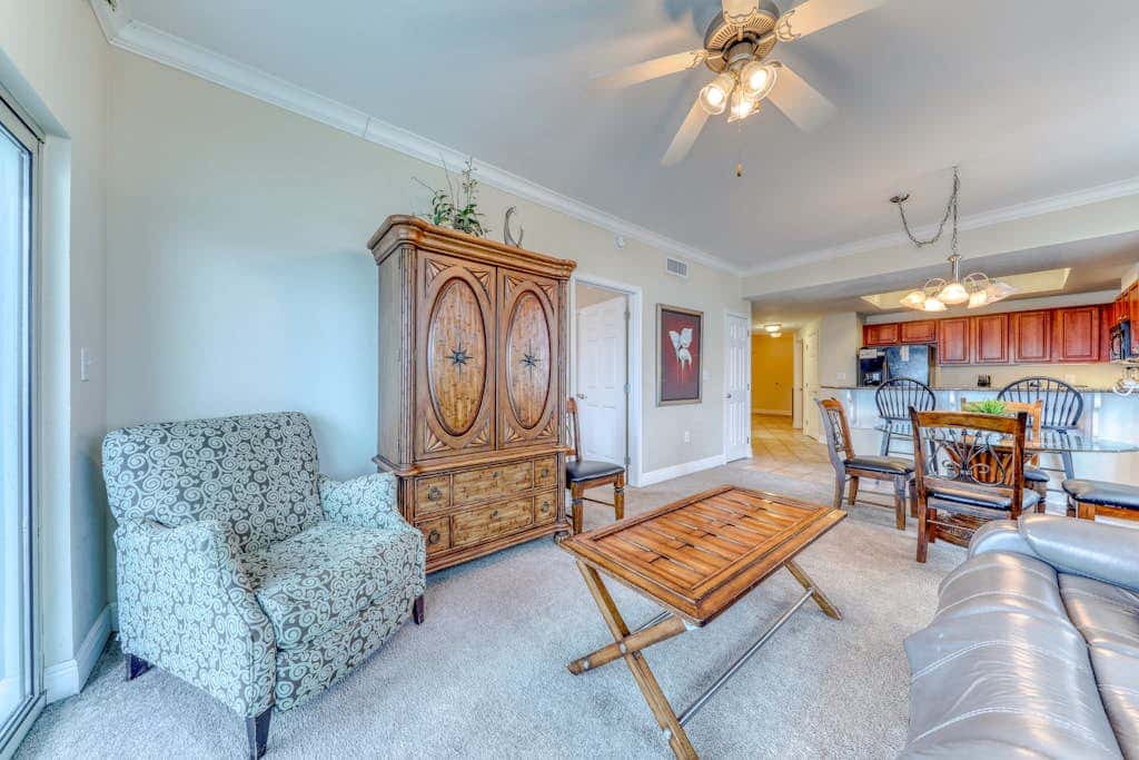 Corner condo with Gulf lagoon views, beach access & pools lazy river