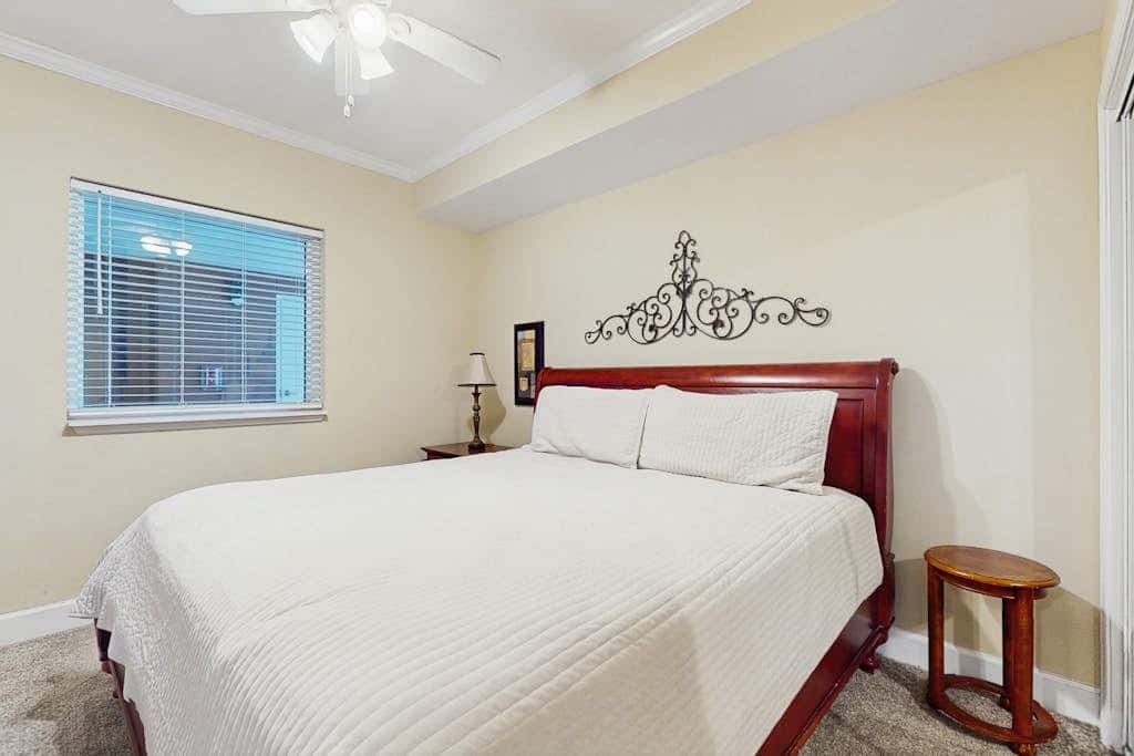 Gulf condo w/ private balcony, stunning views, pools, & sauna